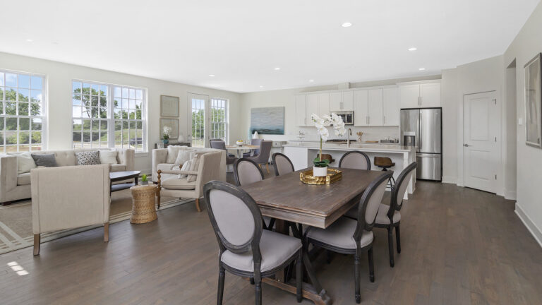 Roslyn Meadows townhome in Barrington, IL – dining room