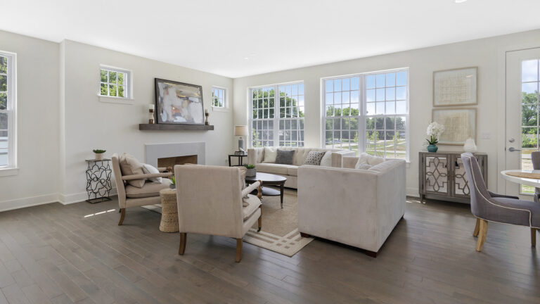 Roslyn Meadows townhome in Barrington, IL – family room