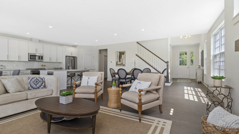 Roslyn Meadows townhome in Barrington, IL – family room