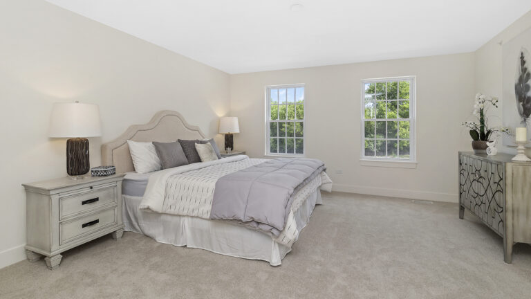 Roslyn Meadows townhome in Barrington, IL – primary bedroom
