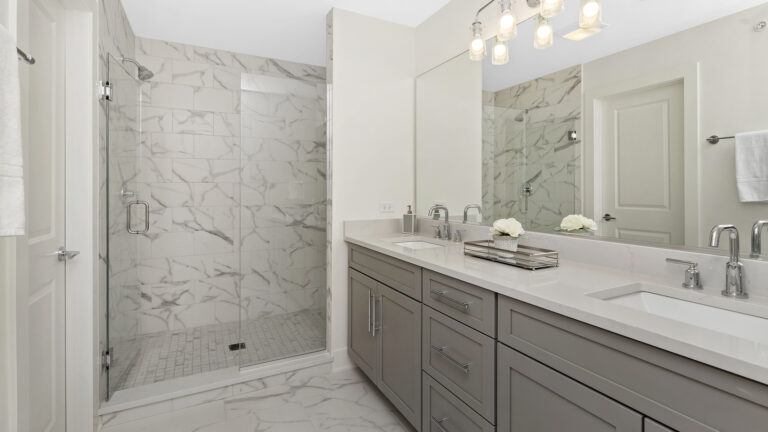 Roslyn Meadows townhome in Barrington, IL – primary bathroom