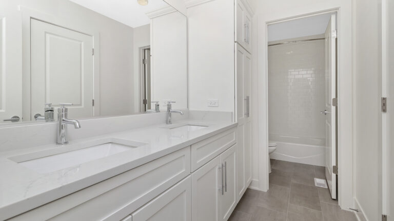 Roslyn Meadows townhome in Barrington, IL – bathroom