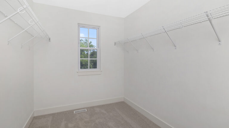 Roslyn Meadows townhome in Barrington, IL – walk-in closet